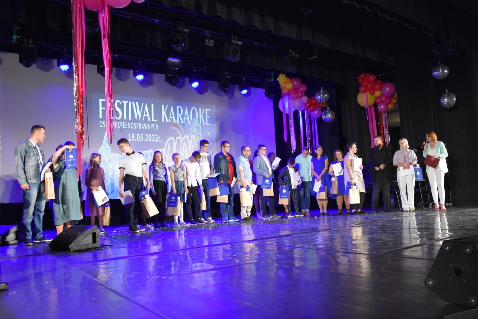 Zdjęcie w galerii na portalu naszwodzislaw.com: Liczy się tylko miłość płynąca z serca. Festiwal karaoake ŚpiewaMY za nami [FOTO] wiadomości z regionu