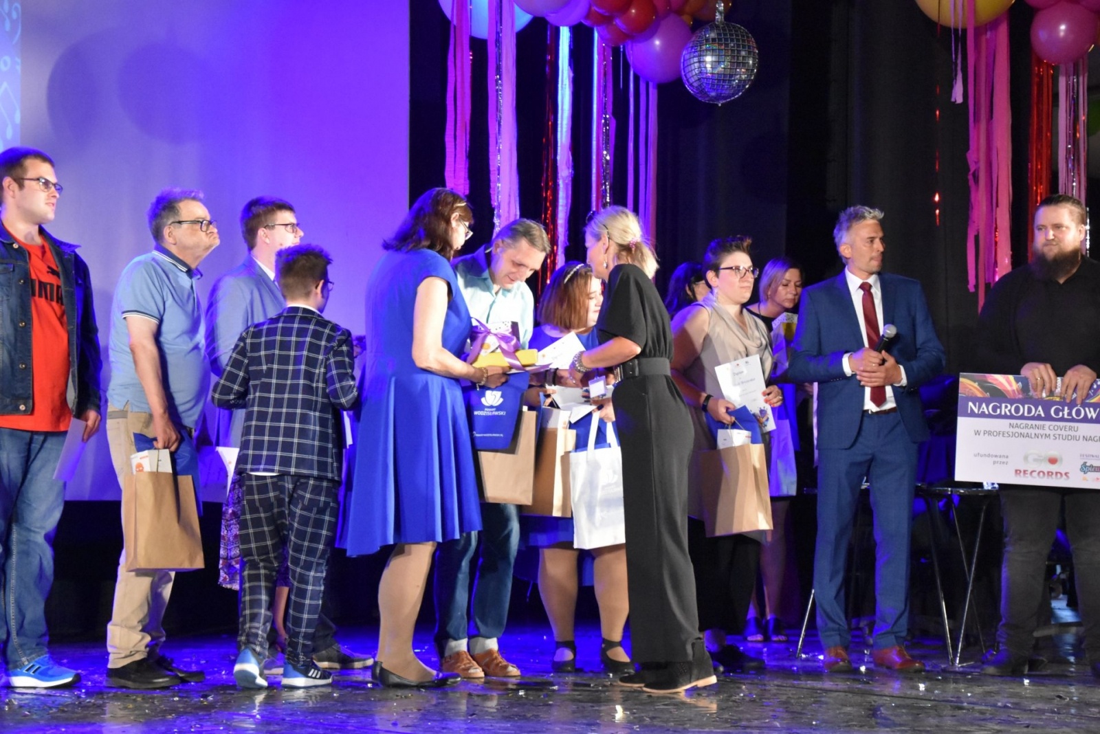 Zdjęcie w galerii na portalu naszwodzislaw.com: Liczy się tylko miłość płynąca z serca. Festiwal karaoake ŚpiewaMY za nami [FOTO] wiadomości z regionu