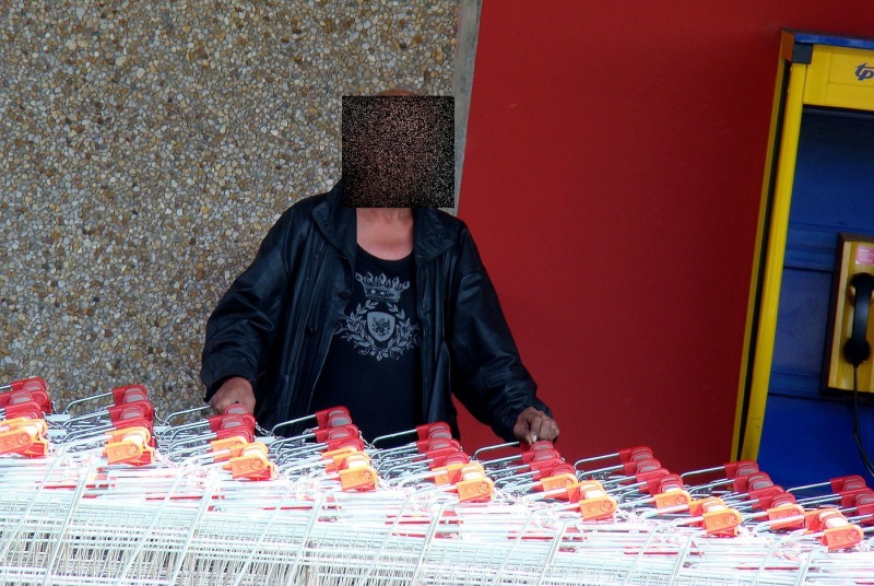 Zdjęcie w galerii na portalu naszwodzislaw.com: Pod Kauflandem rządzą żule! wiadomości z regionu