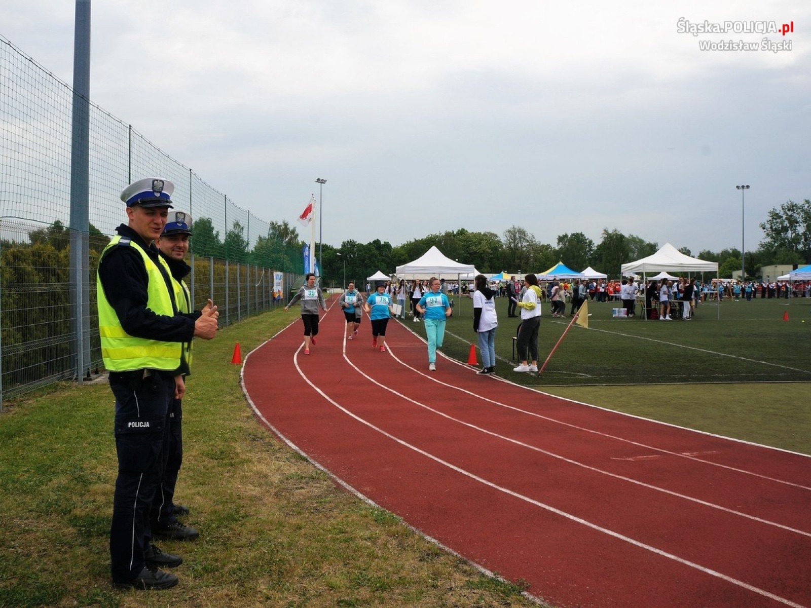 Zdjęcie w galerii na portalu naszwodzislaw.com: Wodzisławscy policjanci kibicowali uczestnikom Powiatowej Olimpiady Osób Niepełnosprawnych wiadomości z regionu