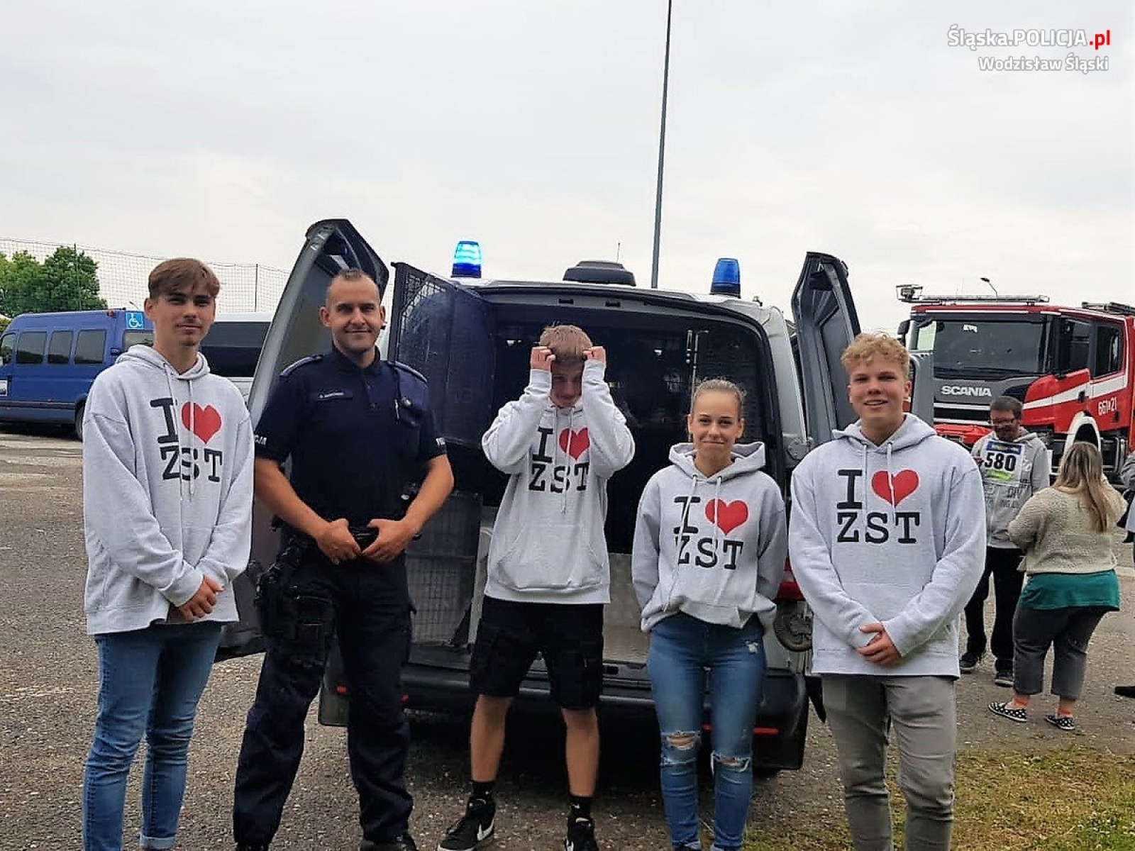 Zdjęcie w galerii na portalu naszwodzislaw.com: Wodzisławscy policjanci kibicowali uczestnikom Powiatowej Olimpiady Osób Niepełnosprawnych wiadomości z regionu