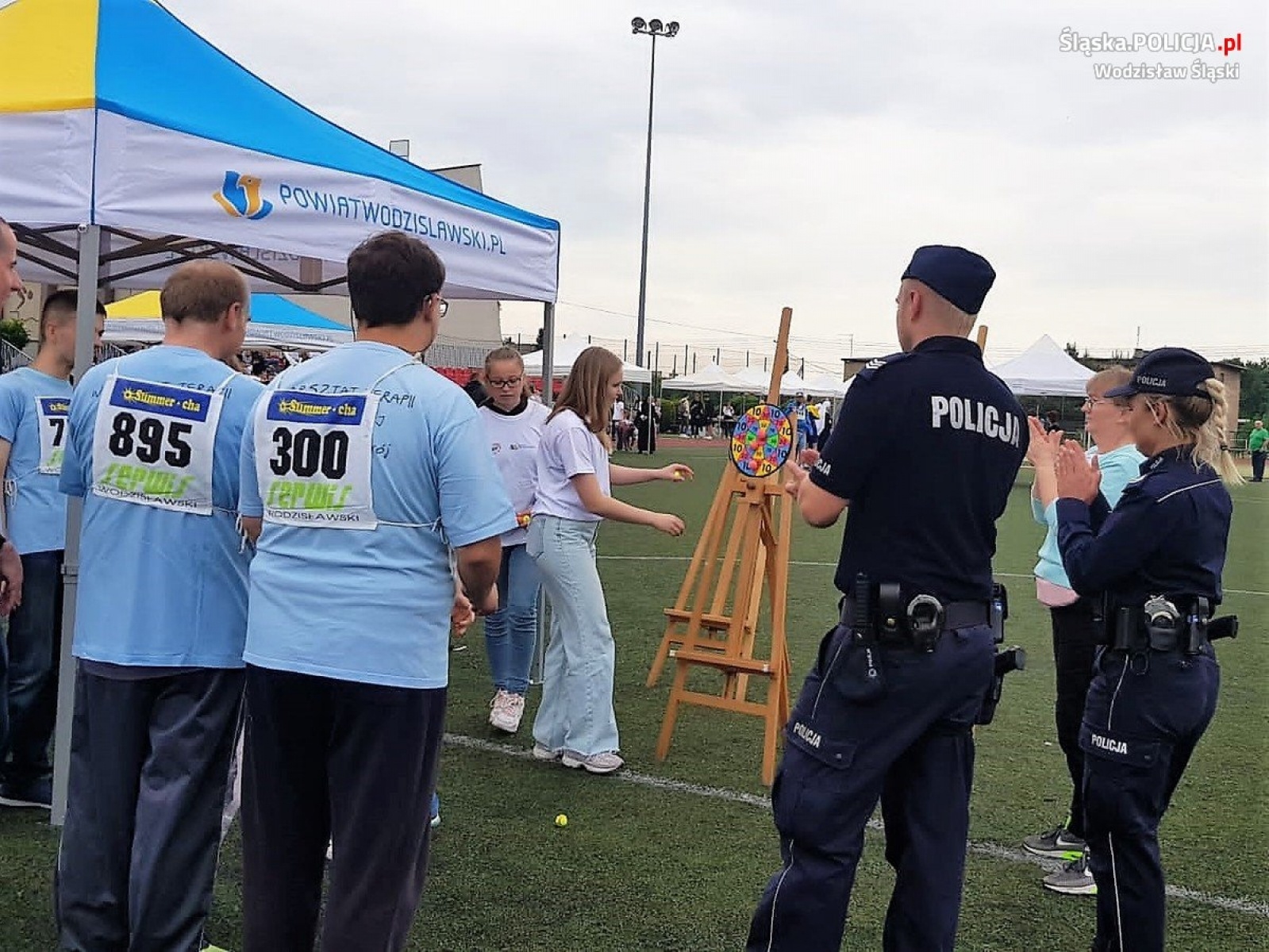 Zdjęcie w galerii na portalu naszwodzislaw.com: Wodzisławscy policjanci kibicowali uczestnikom Powiatowej Olimpiady Osób Niepełnosprawnych wiadomości z regionu