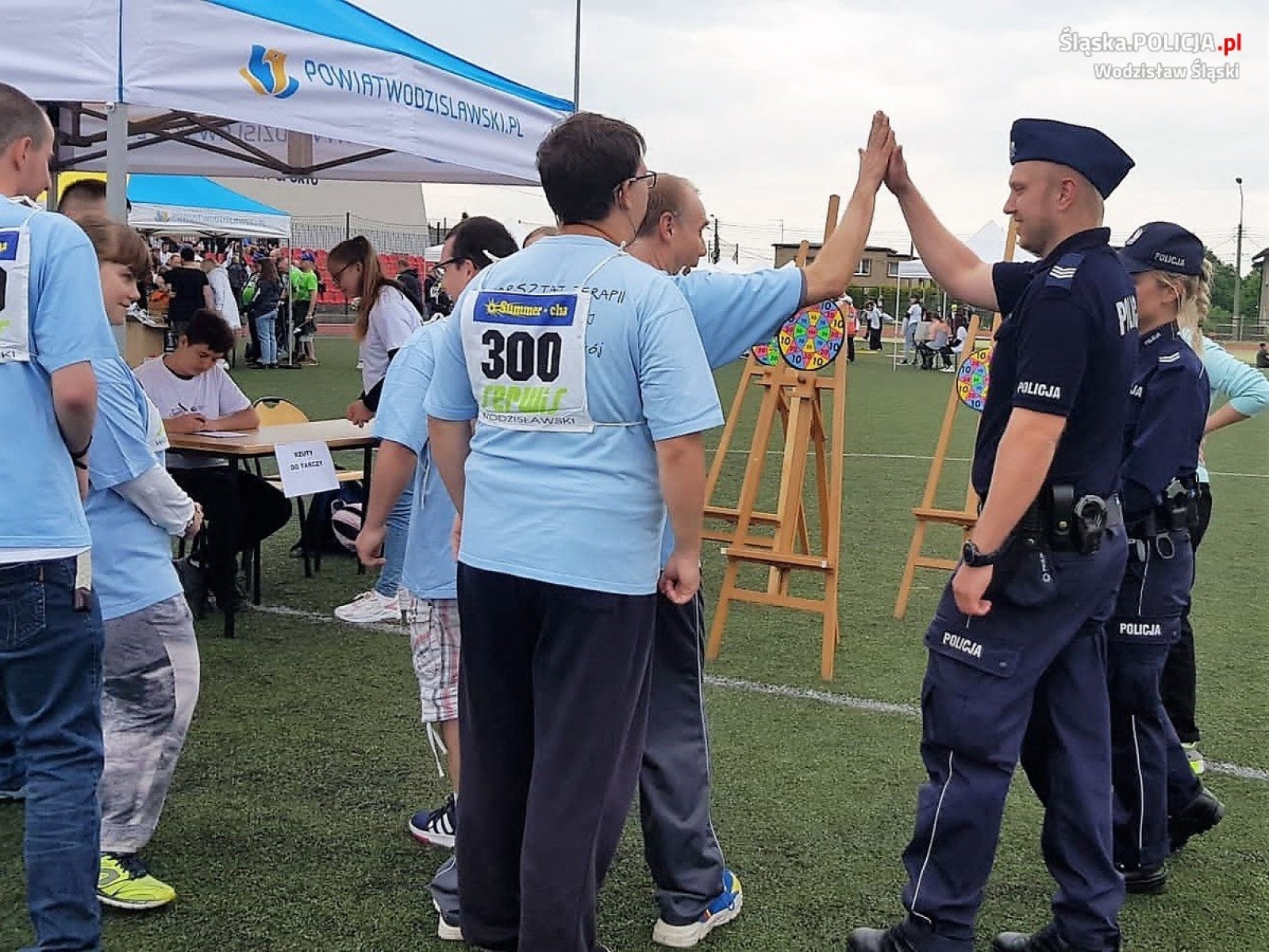 Zdjęcie w galerii na portalu naszwodzislaw.com: Wodzisławscy policjanci kibicowali uczestnikom Powiatowej Olimpiady Osób Niepełnosprawnych wiadomości z regionu