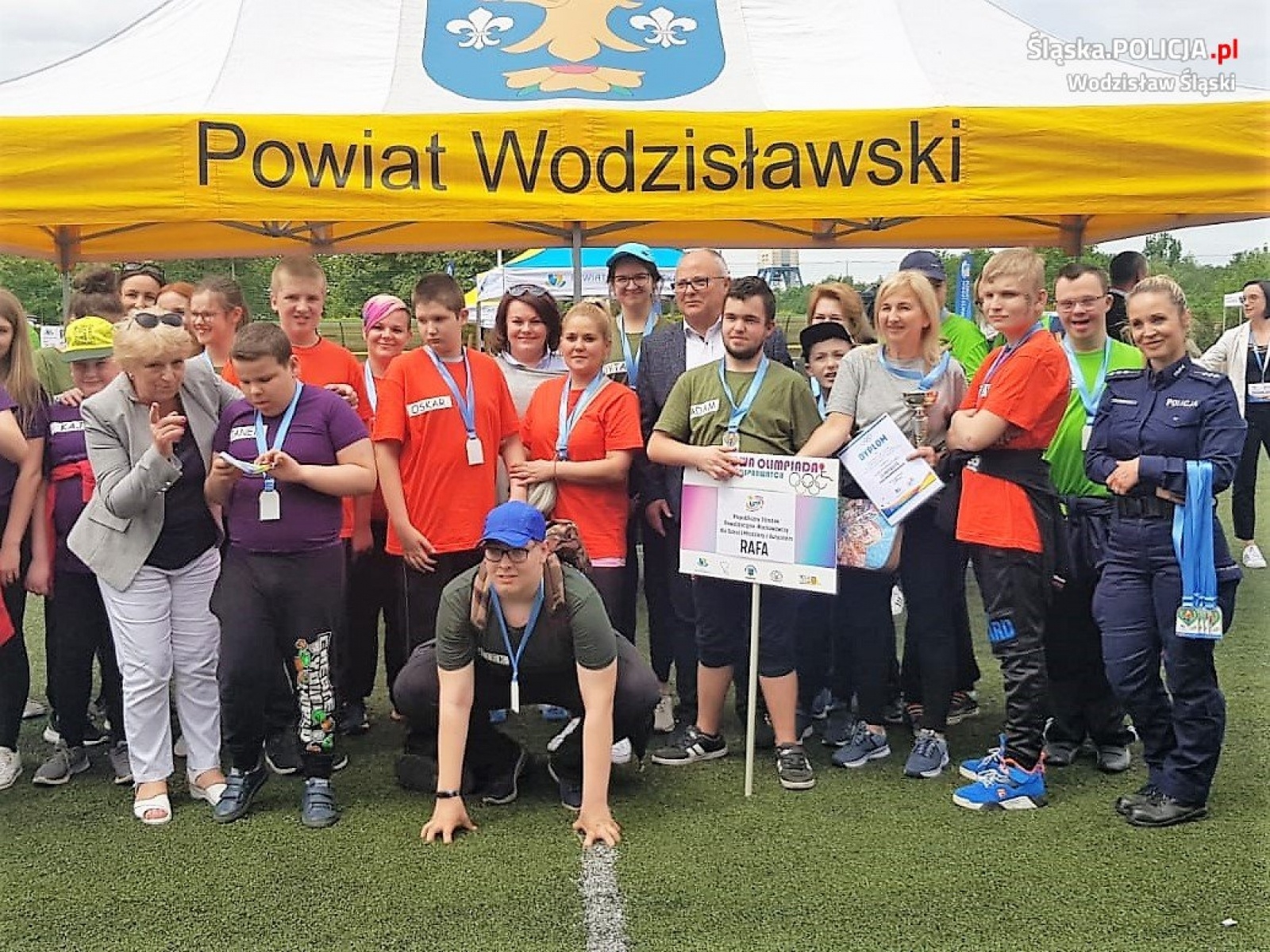 Zdjęcie w galerii na portalu naszwodzislaw.com: Wodzisławscy policjanci kibicowali uczestnikom Powiatowej Olimpiady Osób Niepełnosprawnych wiadomości z regionu