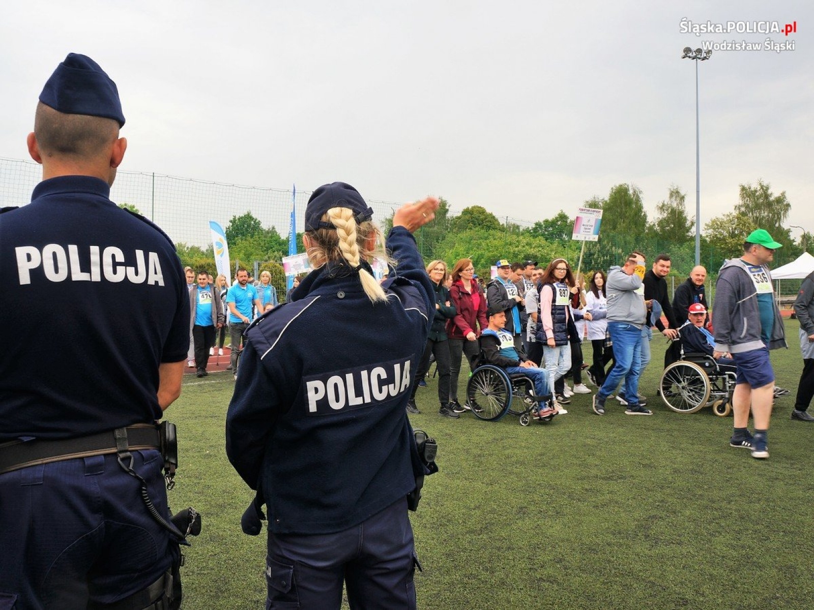 Zdjęcie w galerii na portalu naszwodzislaw.com: Wodzisławscy policjanci kibicowali uczestnikom Powiatowej Olimpiady Osób Niepełnosprawnych wiadomości z regionu
