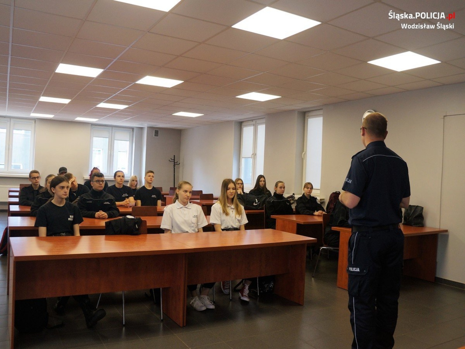 Zdjęcie w galerii na portalu naszwodzislaw.com: Klasy mundurowe z wizytą w wodzisławskiej komendzie wiadomości z regionu