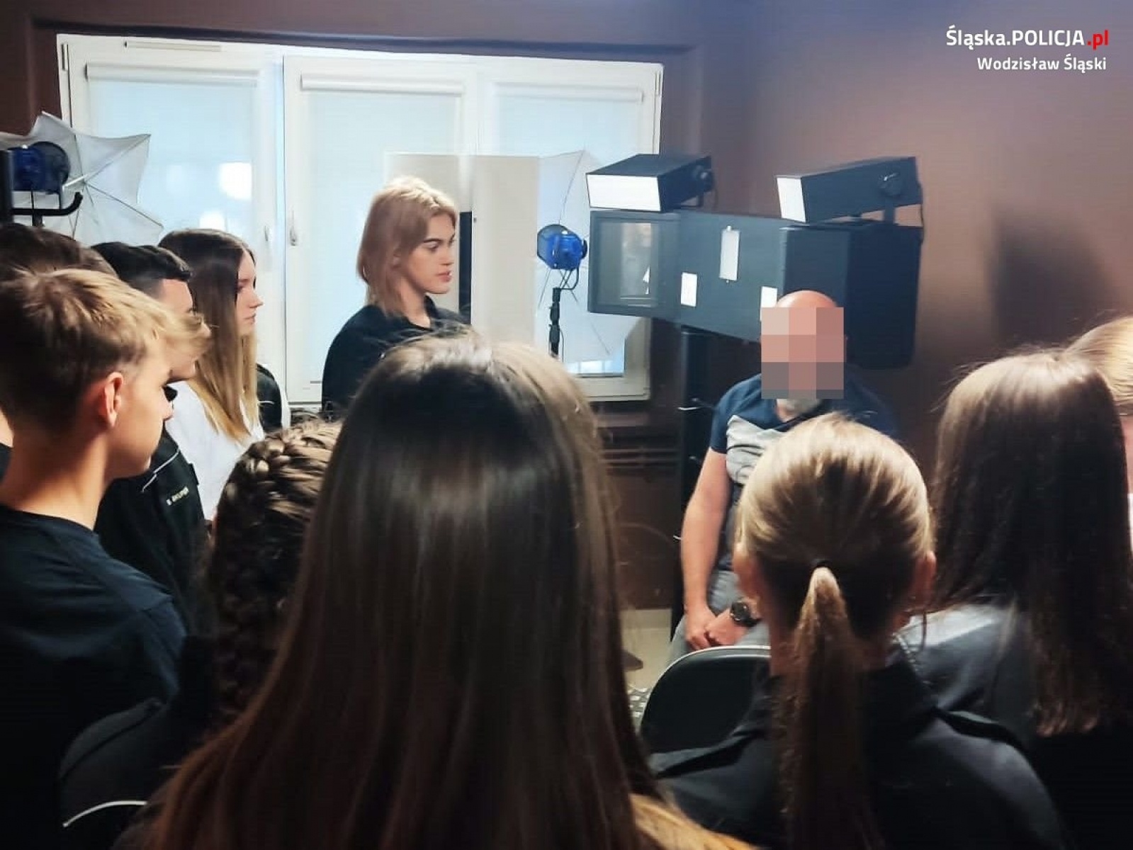 Zdjęcie w galerii na portalu naszwodzislaw.com: Klasy mundurowe z wizytą w wodzisławskiej komendzie wiadomości z regionu