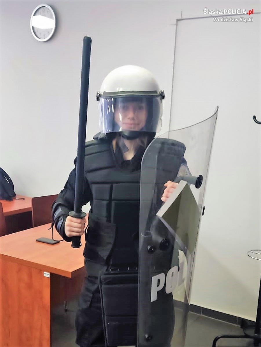 Zdjęcie w galerii na portalu naszwodzislaw.com: Klasy mundurowe z wizytą w wodzisławskiej komendzie wiadomości z regionu