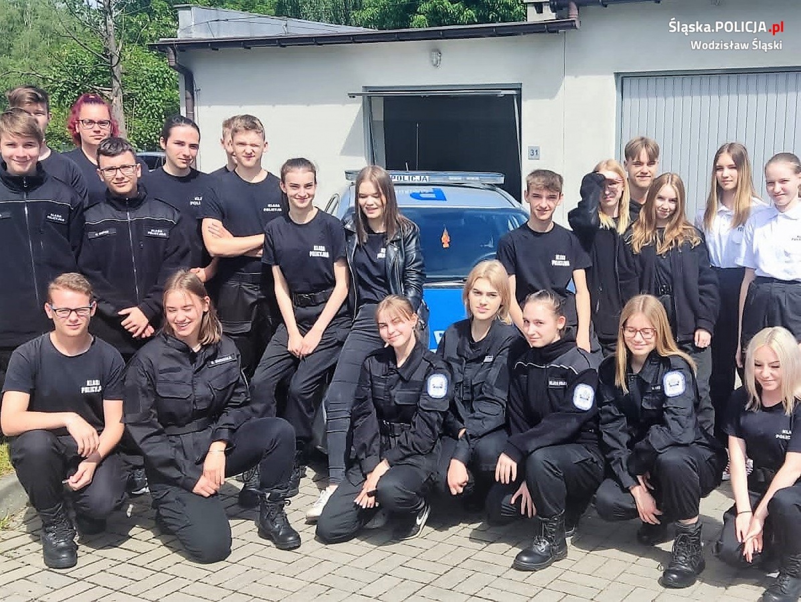 Zdjęcie w galerii na portalu naszwodzislaw.com: Klasy mundurowe z wizytą w wodzisławskiej komendzie wiadomości z regionu