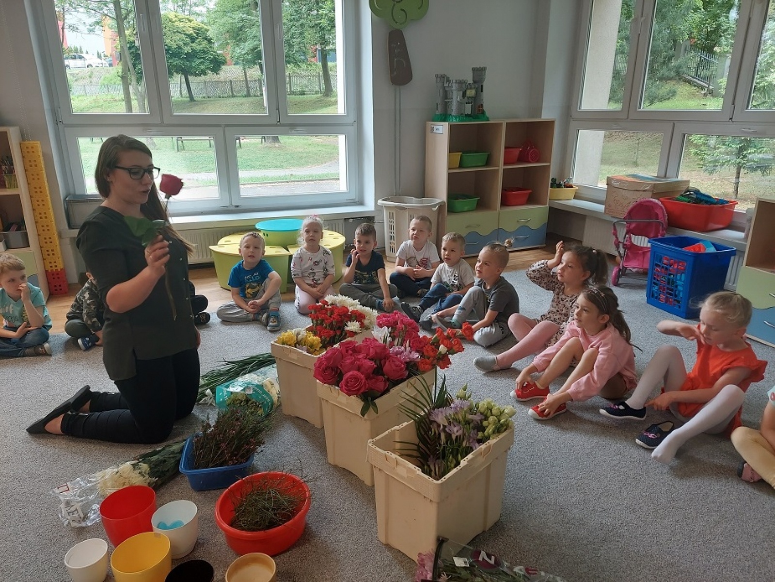 Zdjęcie w galerii na portalu naszwodzislaw.com: Biedronki z przedszkola numer 6 poznały tajniki zawodu florysty wiadomości z regionu