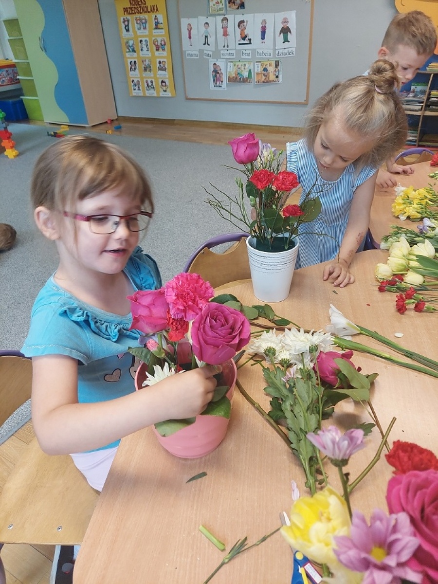 Zdjęcie w galerii na portalu naszwodzislaw.com: Biedronki z przedszkola numer 6 poznały tajniki zawodu florysty wiadomości z regionu
