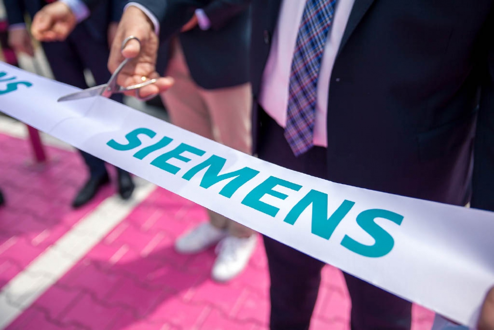 Zdjęcie w galerii na portalu naszwodzislaw.com: Siemens uruchomił w naszym regionie pierwszą stację ultraszybkiego ładowania w sieci publicznej wiadomości z regionu