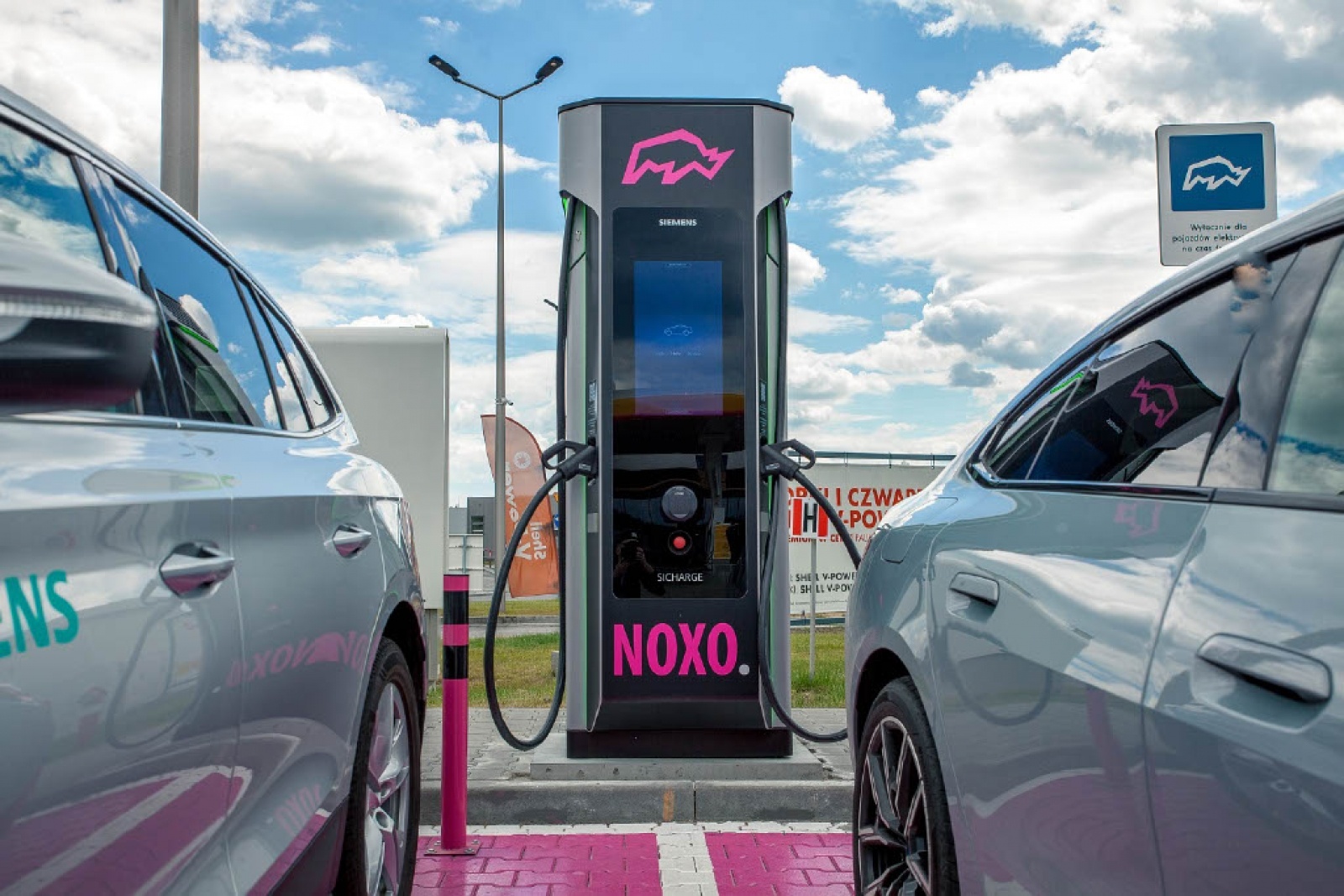 Zdjęcie w galerii na portalu naszwodzislaw.com: Siemens uruchomił w naszym regionie pierwszą stację ultraszybkiego ładowania w sieci publicznej wiadomości z regionu