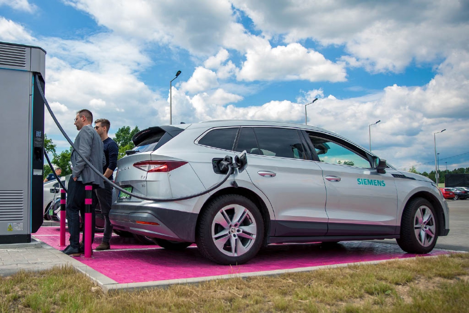 Zdjęcie w galerii na portalu naszwodzislaw.com: Siemens uruchomił w naszym regionie pierwszą stację ultraszybkiego ładowania w sieci publicznej wiadomości z regionu