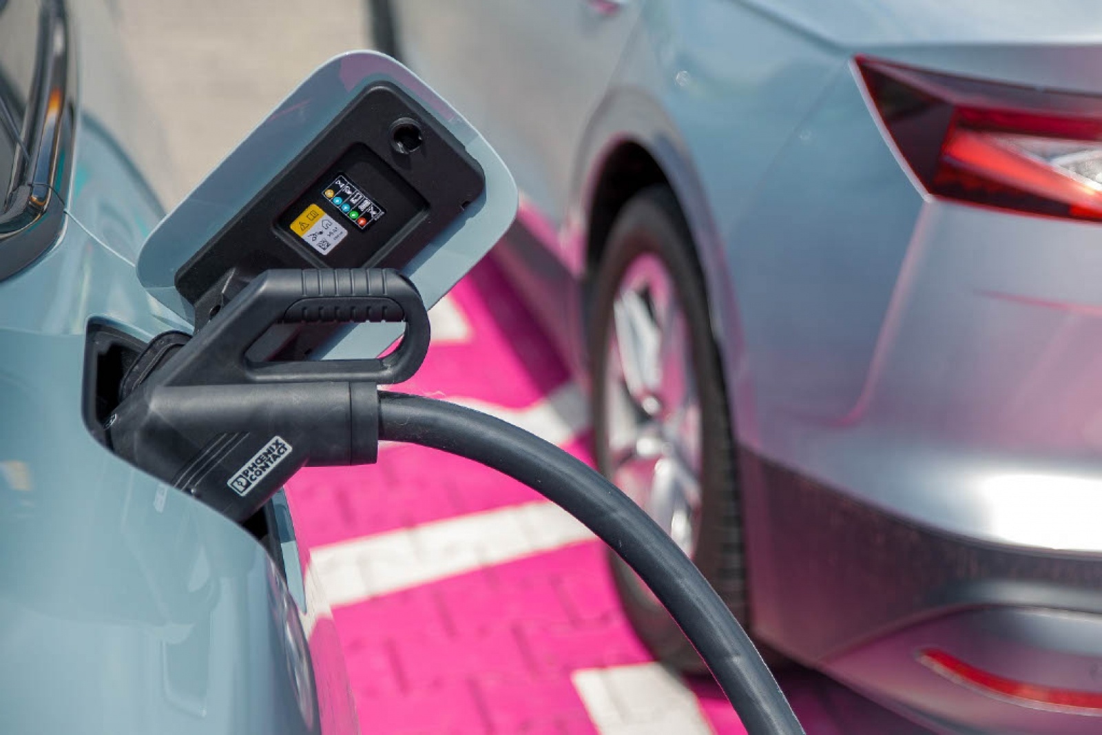 Zdjęcie w galerii na portalu naszwodzislaw.com: Siemens uruchomił w naszym regionie pierwszą stację ultraszybkiego ładowania w sieci publicznej wiadomości z regionu