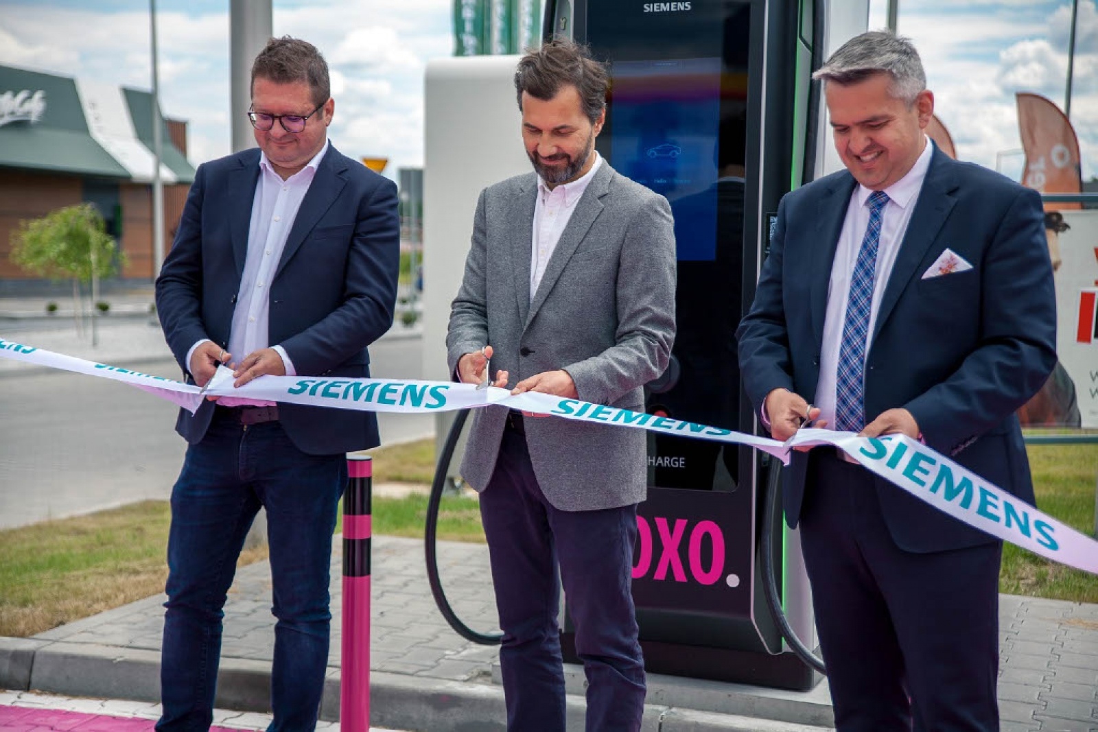 Zdjęcie w galerii na portalu naszwodzislaw.com: Siemens uruchomił w naszym regionie pierwszą stację ultraszybkiego ładowania w sieci publicznej wiadomości z regionu