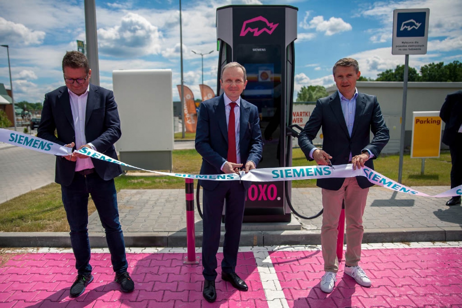 Zdjęcie w galerii na portalu naszwodzislaw.com: Siemens uruchomił w naszym regionie pierwszą stację ultraszybkiego ładowania w sieci publicznej wiadomości z regionu