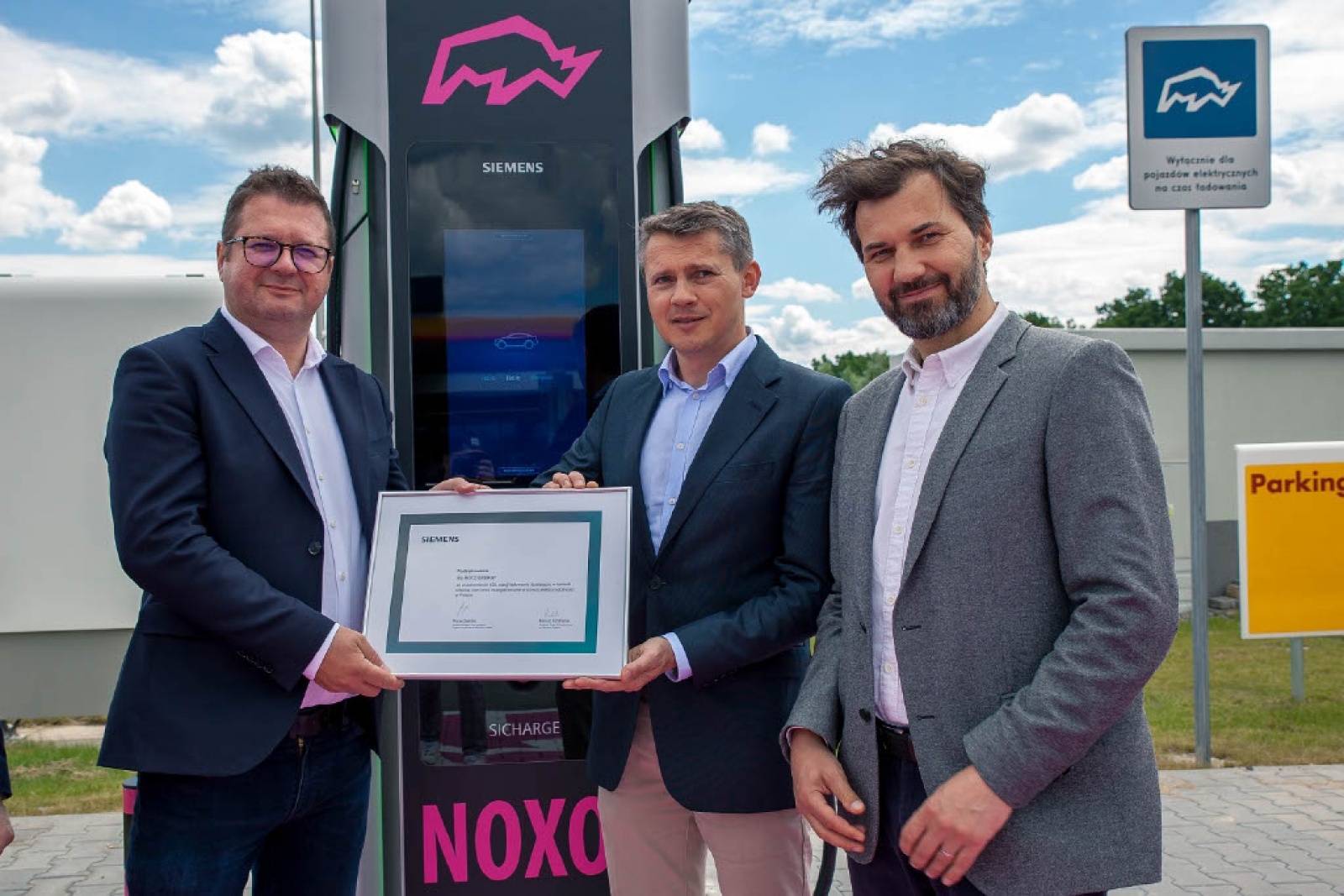 Zdjęcie w galerii na portalu naszwodzislaw.com: Siemens uruchomił w naszym regionie pierwszą stację ultraszybkiego ładowania w sieci publicznej wiadomości z regionu