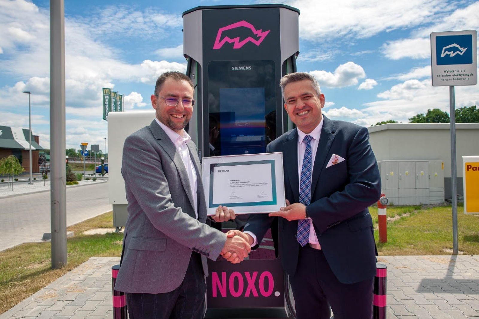 Zdjęcie w galerii na portalu naszwodzislaw.com: Siemens uruchomił w naszym regionie pierwszą stację ultraszybkiego ładowania w sieci publicznej wiadomości z regionu