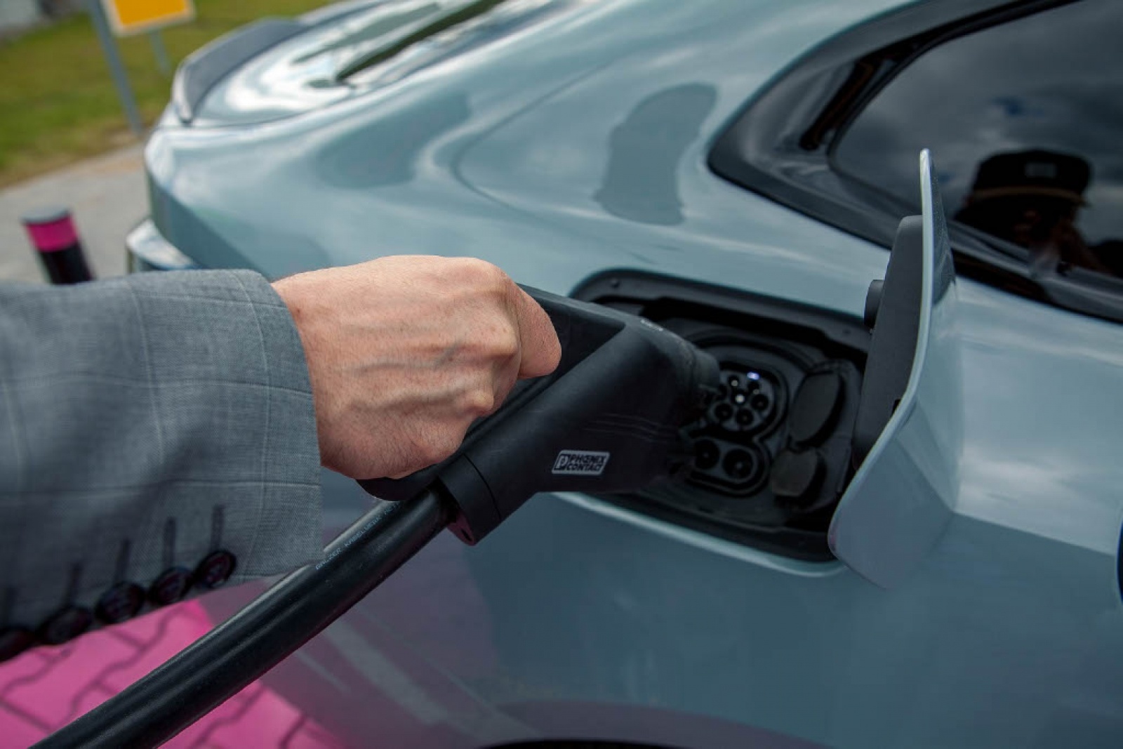 Zdjęcie w galerii na portalu naszwodzislaw.com: Siemens uruchomił w naszym regionie pierwszą stację ultraszybkiego ładowania w sieci publicznej wiadomości z regionu