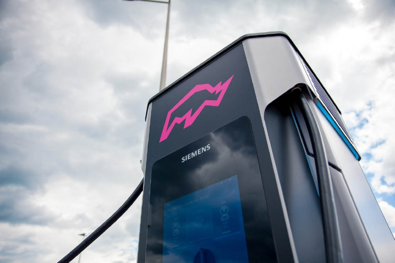 Zdjęcie w galerii na portalu naszwodzislaw.com: Siemens uruchomił w naszym regionie pierwszą stację ultraszybkiego ładowania w sieci publicznej wiadomości z regionu