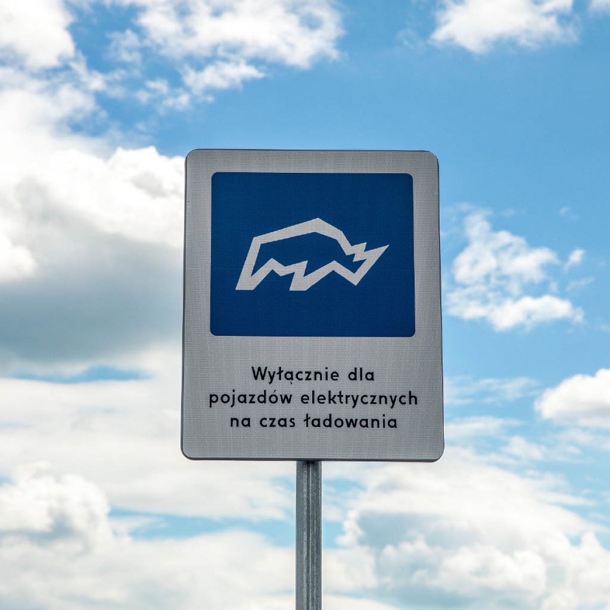 Zdjęcie w galerii na portalu naszwodzislaw.com: Siemens uruchomił w naszym regionie pierwszą stację ultraszybkiego ładowania w sieci publicznej wiadomości z regionu