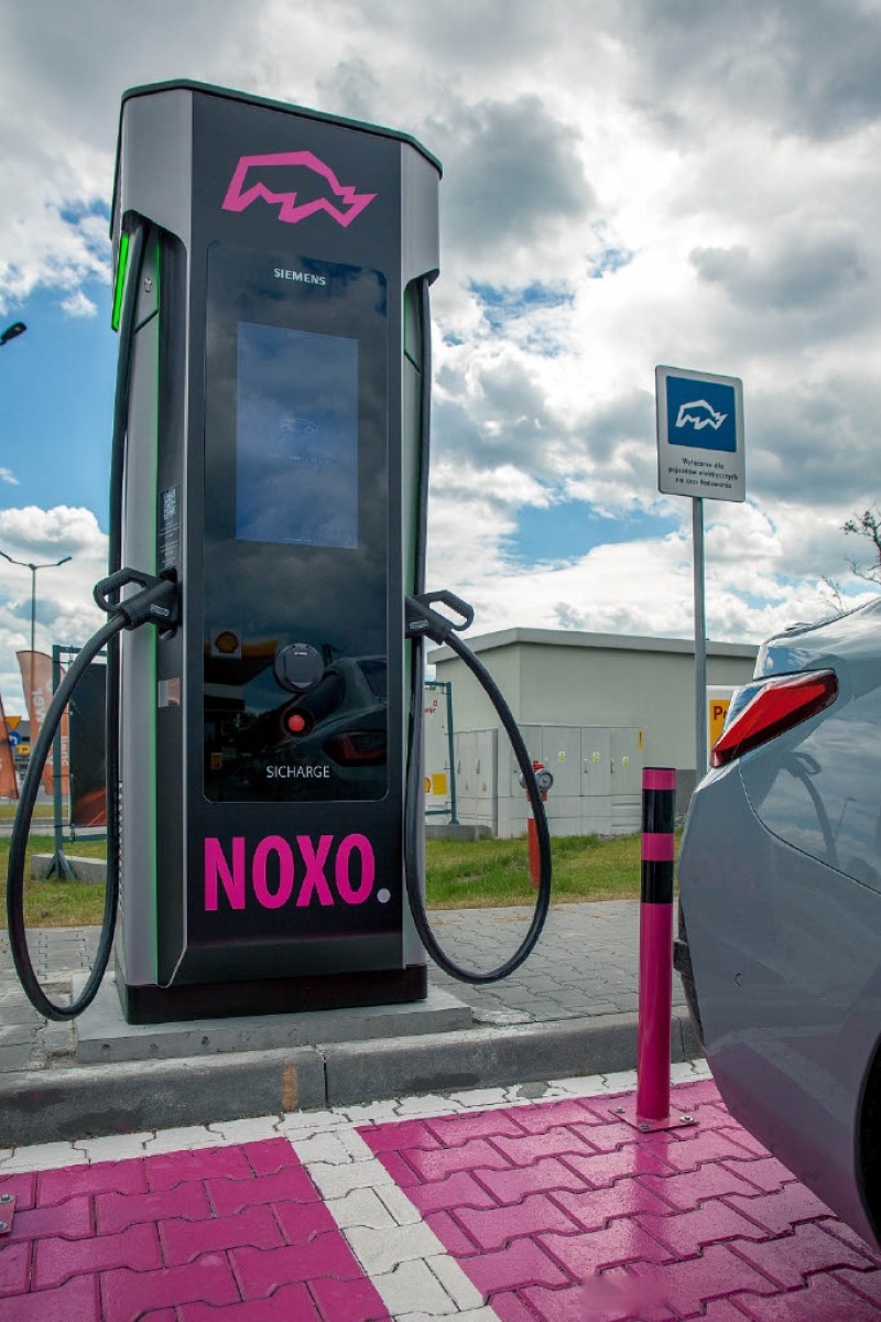 Zdjęcie w galerii na portalu naszwodzislaw.com: Siemens uruchomił w naszym regionie pierwszą stację ultraszybkiego ładowania w sieci publicznej wiadomości z regionu