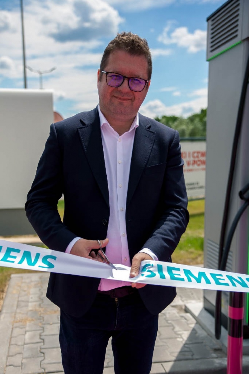 Zdjęcie w galerii na portalu naszwodzislaw.com: Siemens uruchomił w naszym regionie pierwszą stację ultraszybkiego ładowania w sieci publicznej wiadomości z regionu