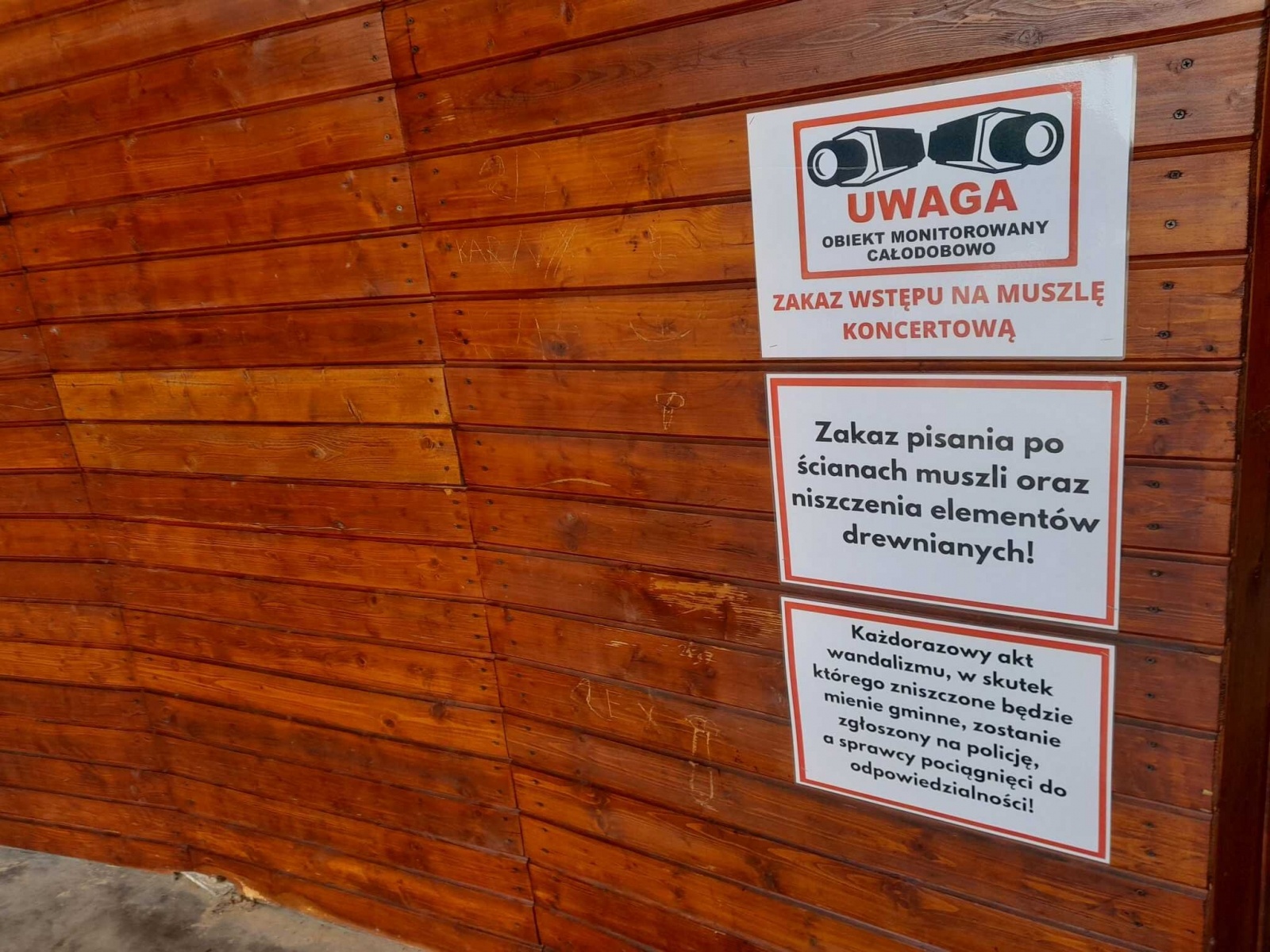 Zdjęcie w galerii na portalu naszwodzislaw.com: Godów. Stop wandalom na muszli koncertowej wiadomości z regionu