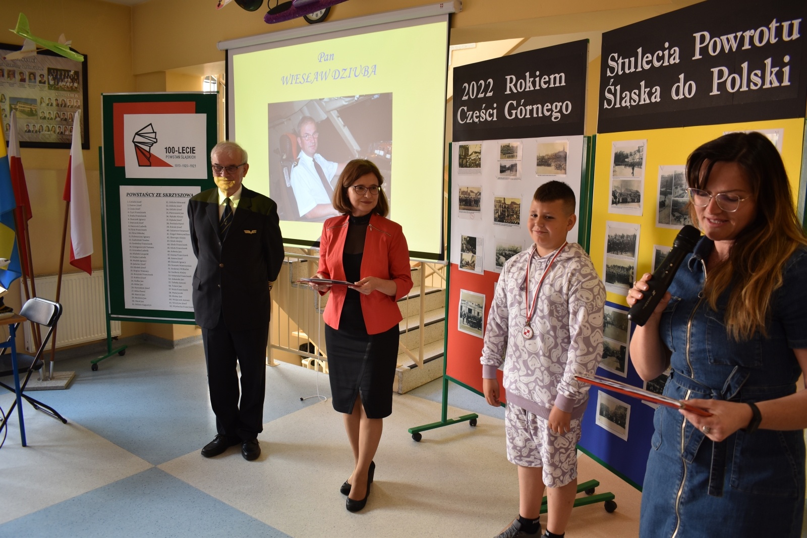 Zdjęcie w galerii na portalu naszwodzislaw.com: Kapitan LOT-u odwiedził szkołę w Skrzyszowie. Wręczył odznakę za krzewienie pasji do lotnictwa wiadomości z regionu