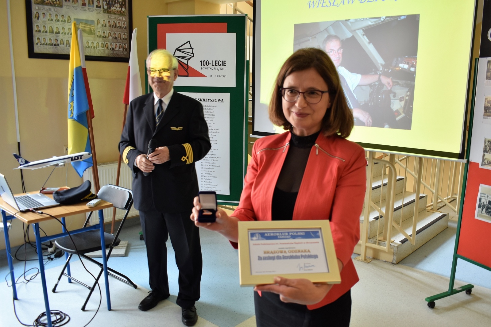 Zdjęcie w galerii na portalu naszwodzislaw.com: Kapitan LOT-u odwiedził szkołę w Skrzyszowie. Wręczył odznakę za krzewienie pasji do lotnictwa wiadomości z regionu