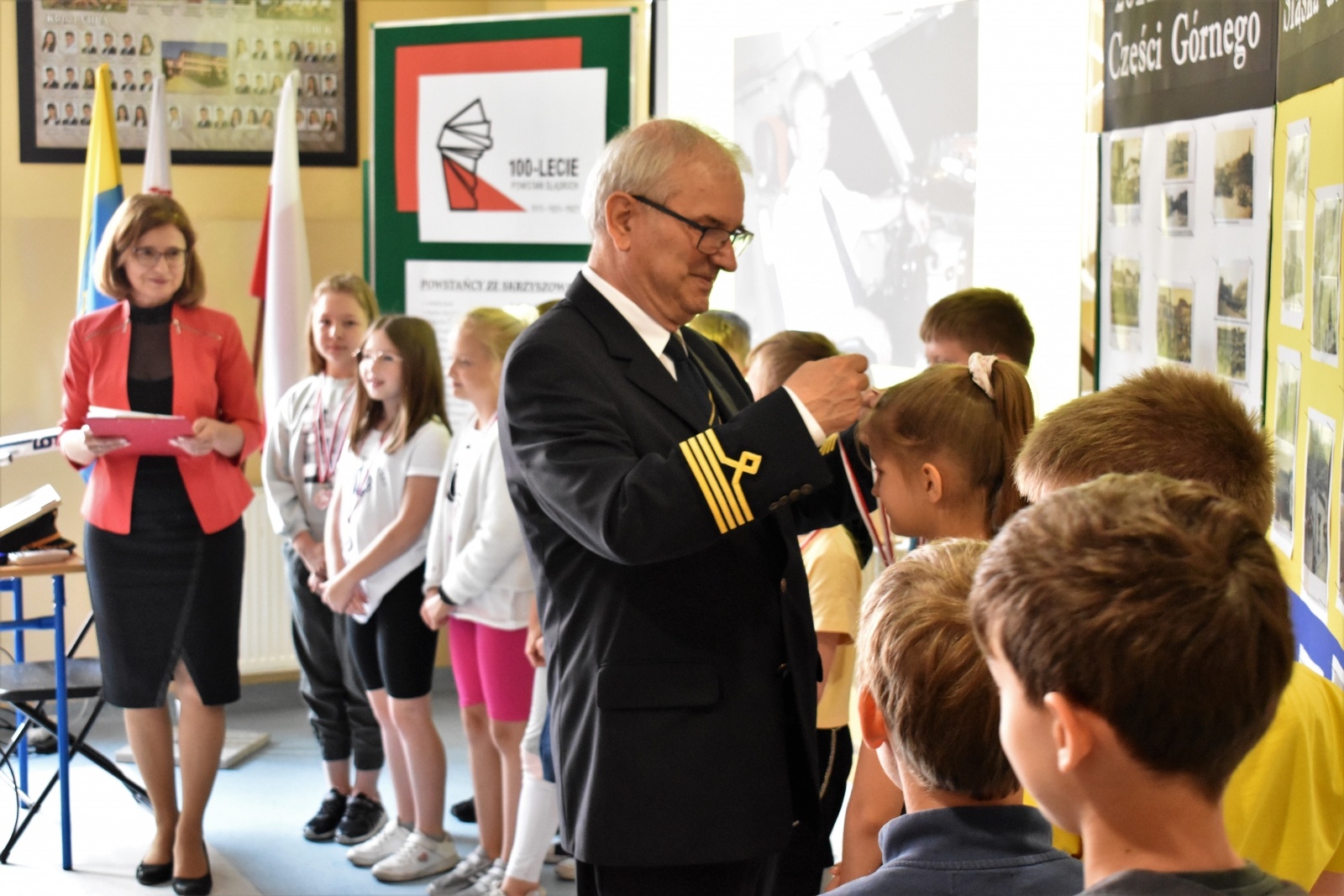 Zdjęcie w galerii na portalu naszwodzislaw.com: Kapitan LOT-u odwiedził szkołę w Skrzyszowie. Wręczył odznakę za krzewienie pasji do lotnictwa wiadomości z regionu