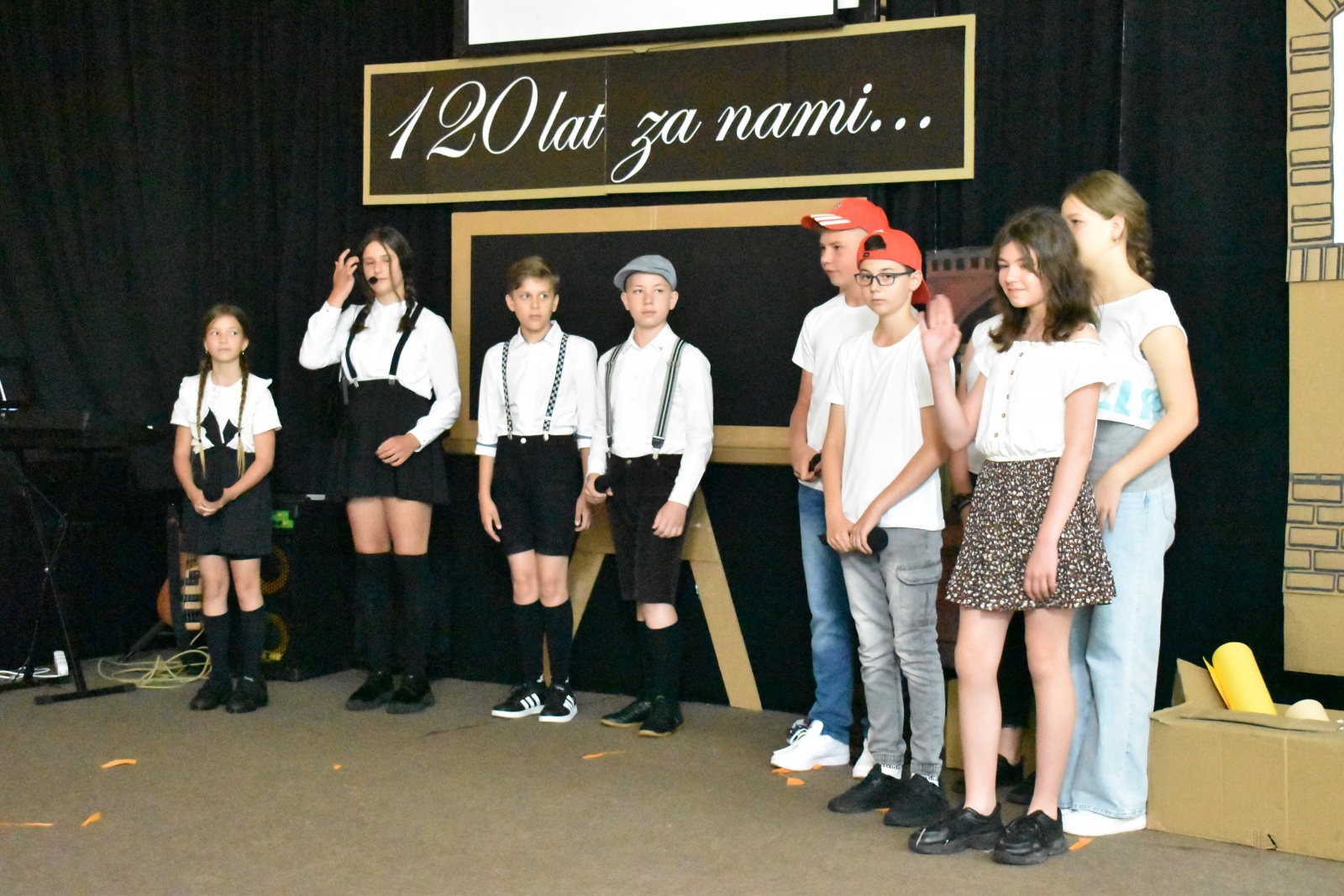 Zdjęcie w galerii na portalu naszwodzislaw.com: Szkoła w Krostoszowicach świętowała 120-lecie istnienia wiadomości z regionu