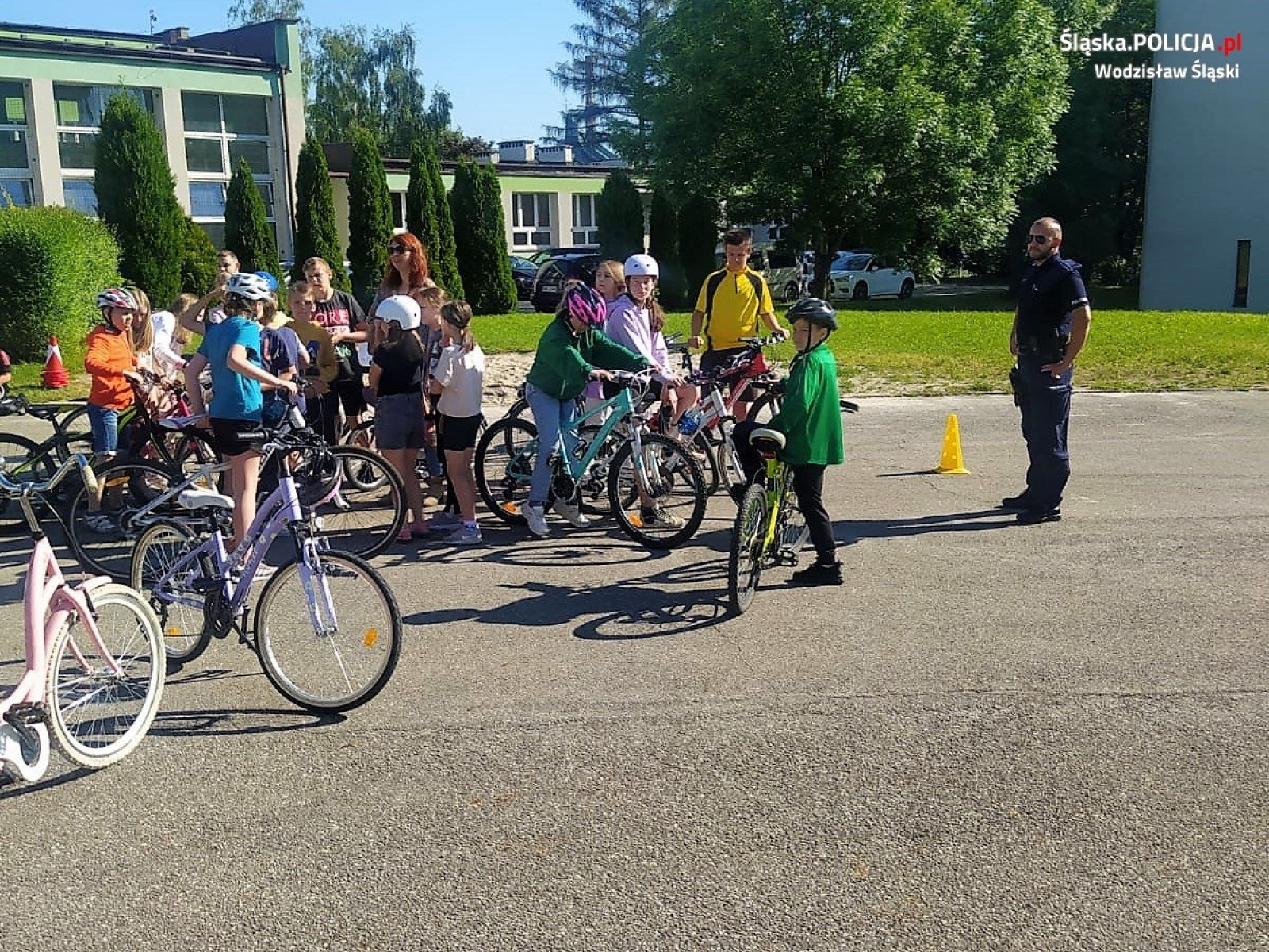 Zdjęcie w galerii na portalu naszwodzislaw.com: Uczniowie SP10 zdawali egzamin pod okiem dzielnicowych wiadomości z regionu