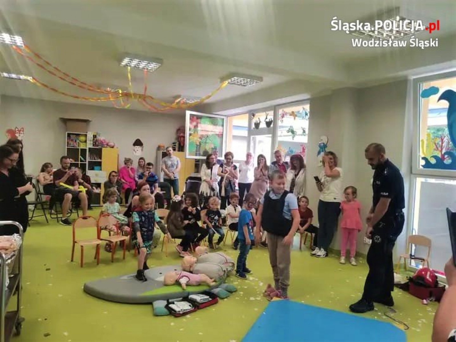 Zdjęcie w galerii na portalu naszwodzislaw.com: Wodzisławscy dzielnicowi odwiedzili najmłodszych wiadomości z regionu