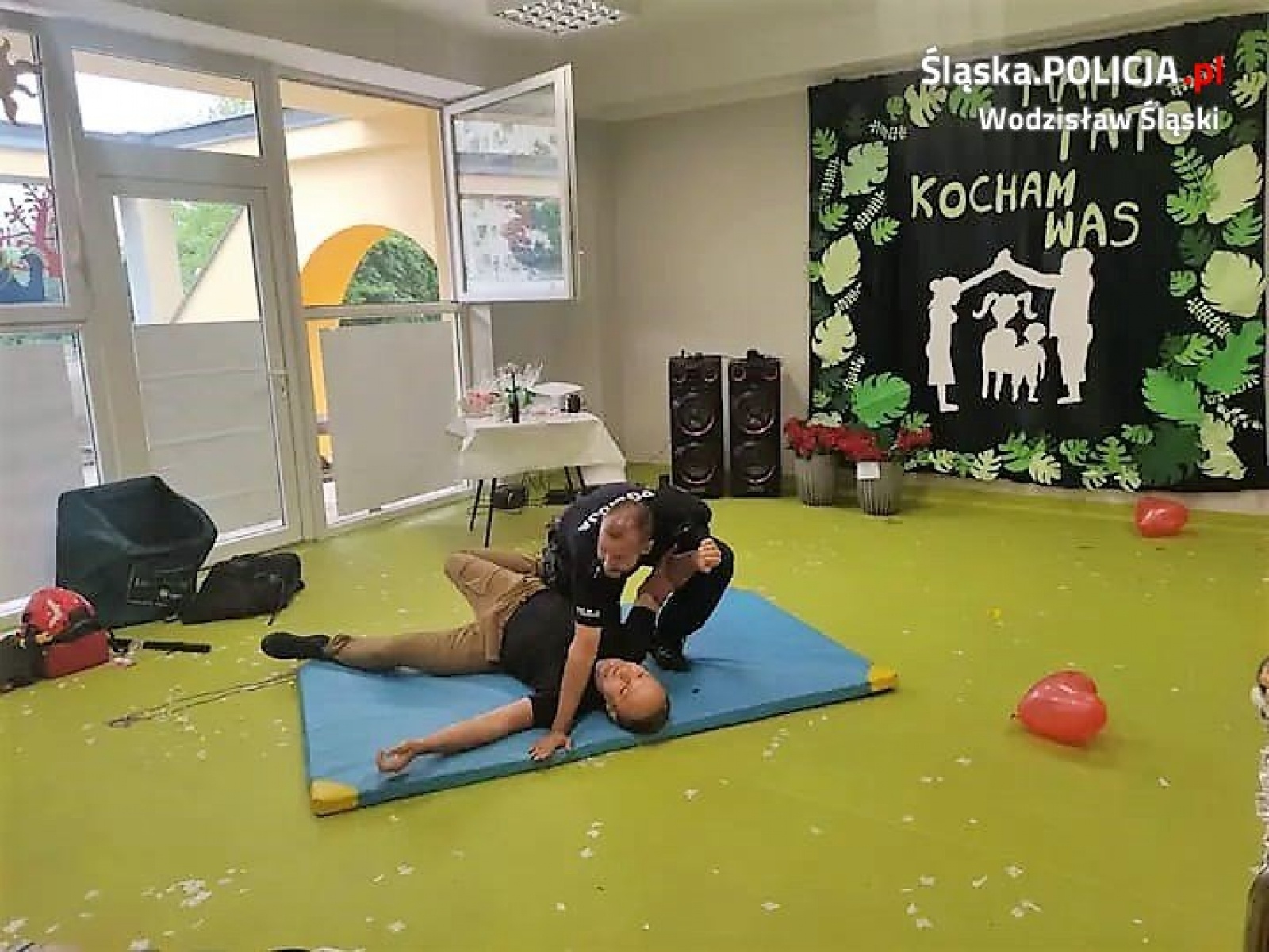 Zdjęcie w galerii na portalu naszwodzislaw.com: Wodzisławscy dzielnicowi odwiedzili najmłodszych wiadomości z regionu