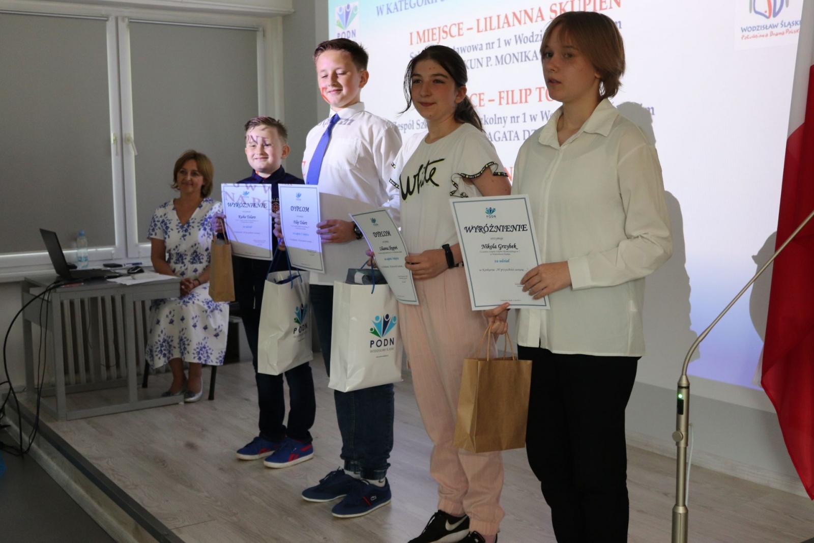 Zdjęcie w galerii na portalu naszwodzislaw.com: Uroczyste podsumowanie konkursów w PODN wiadomości z regionu