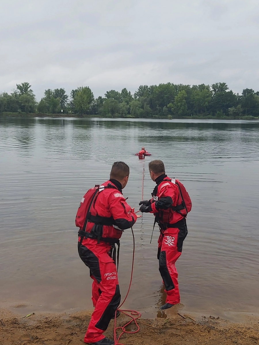 Zdjęcie w galerii na portalu naszwodzislaw.com: Akcja strażaków na magicznej plaży w Bukowie wiadomości z regionu