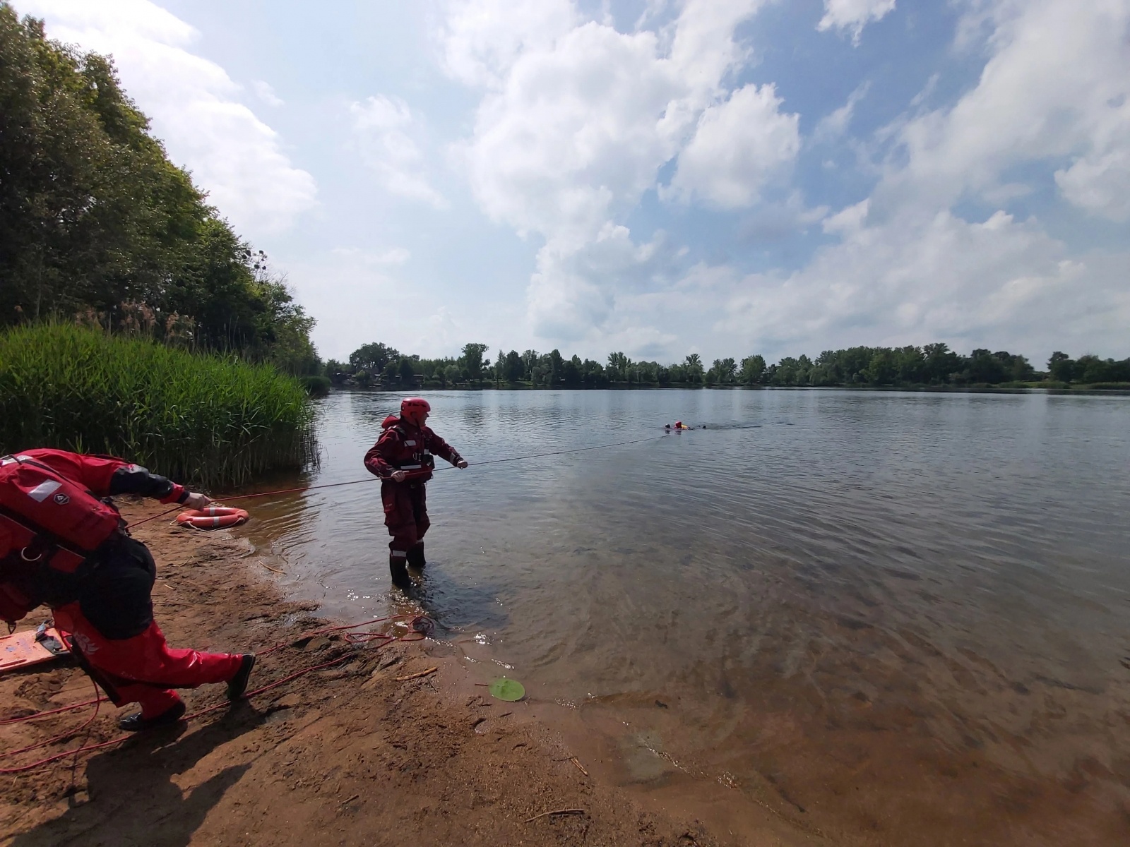 Zdjęcie w galerii na portalu naszwodzislaw.com: Akcja strażaków na magicznej plaży w Bukowie wiadomości z regionu