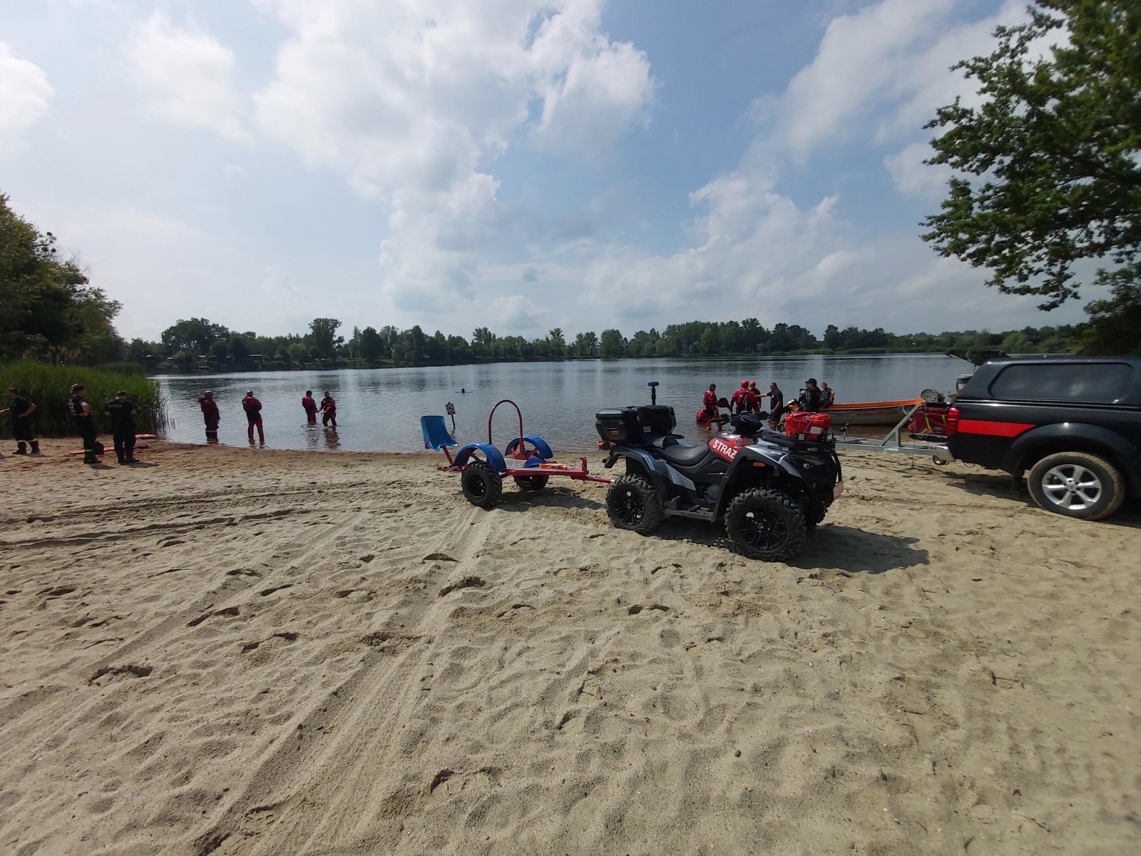 Zdjęcie w galerii na portalu naszwodzislaw.com: Akcja strażaków na magicznej plaży w Bukowie wiadomości z regionu