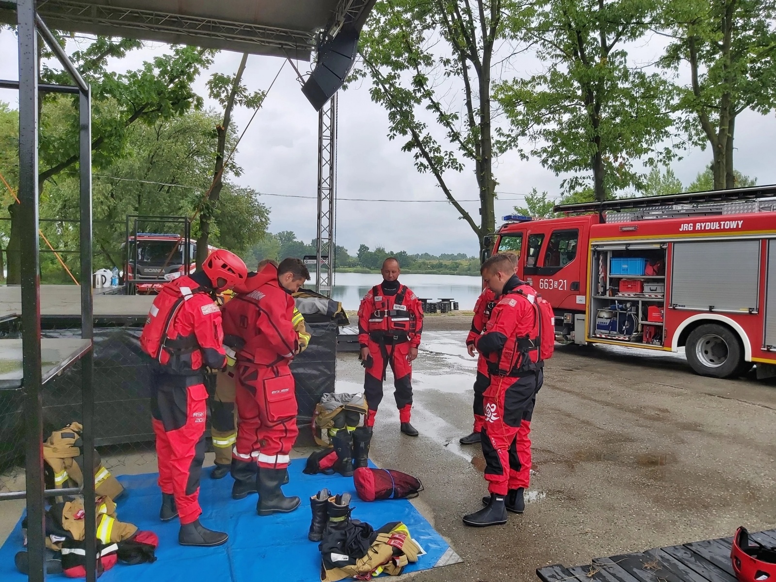 Zdjęcie w galerii na portalu naszwodzislaw.com: Akcja strażaków na magicznej plaży w Bukowie wiadomości z regionu