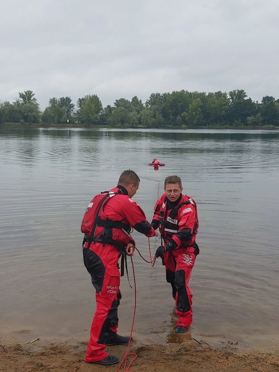 Zdjęcie w galerii na portalu naszwodzislaw.com: Akcja strażaków na magicznej plaży w Bukowie wiadomości z regionu