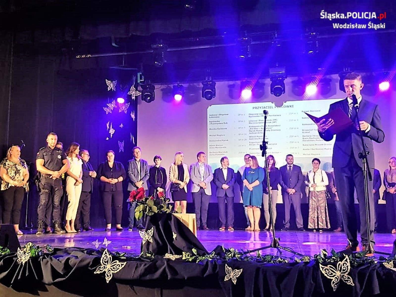 Zdjęcie w galerii na portalu naszwodzislaw.com: Dzielnicowy z wyróżnieniem za pomoc szkole wiadomości z regionu