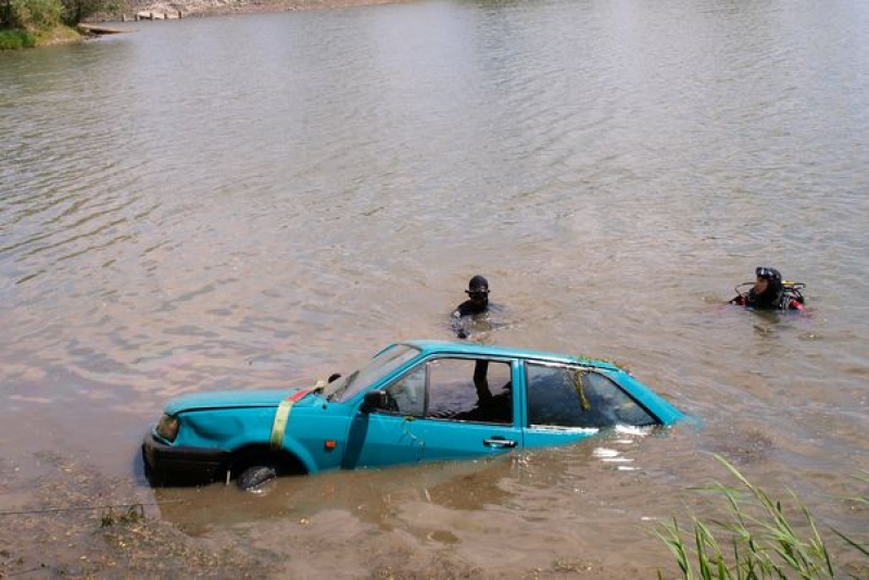 Zdjęcie w galerii na portalu naszwodzislaw.com: Auto wpadło do zbiornika  wiadomości z regionu