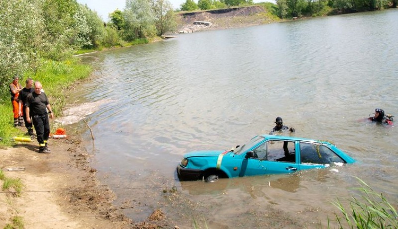 Zdjęcie w galerii na portalu naszwodzislaw.com: Auto wpadło do zbiornika  wiadomości z regionu