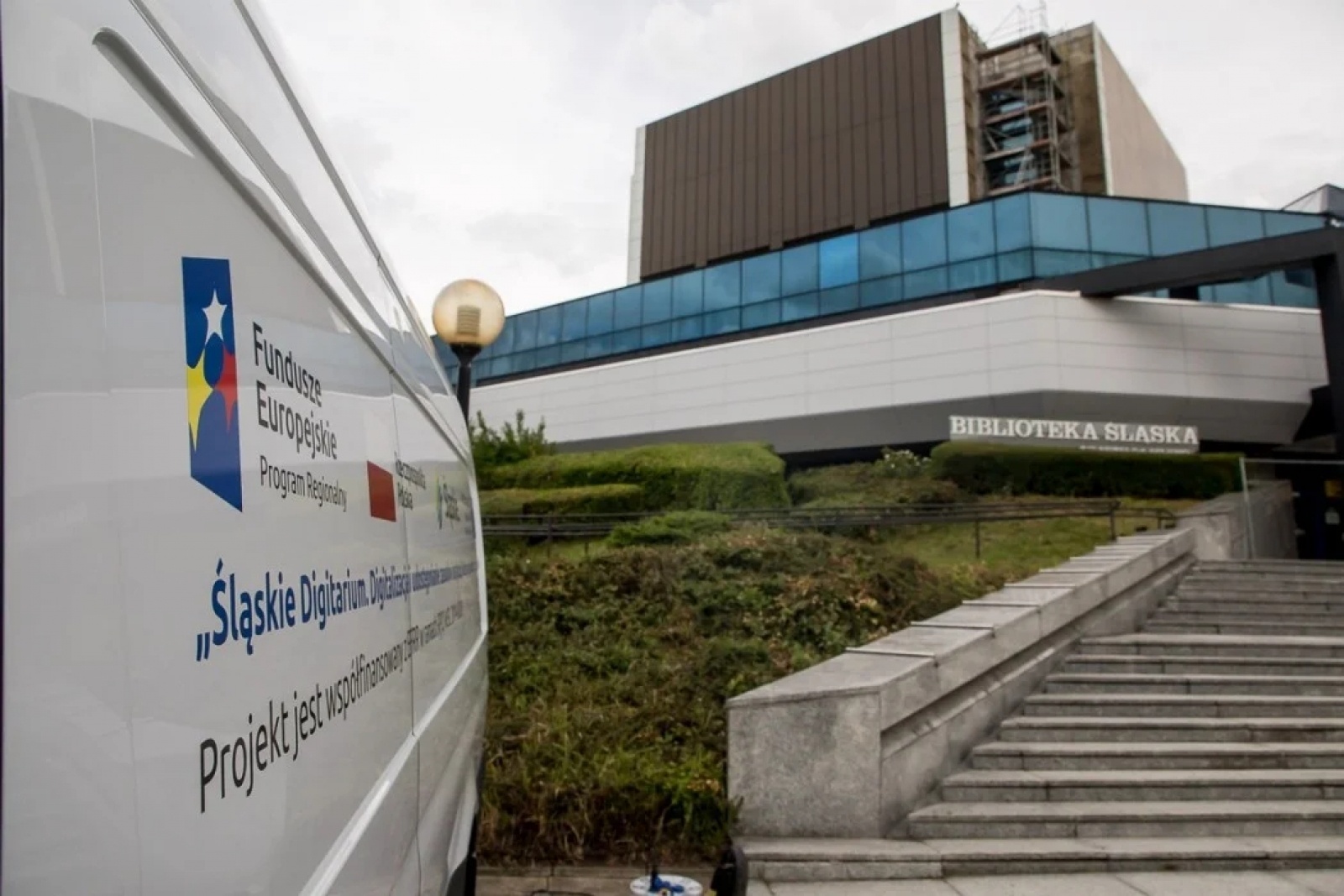 Zdjęcie w galerii na portalu naszwodzislaw.com: Województwo dysponuje Mobilnym Centrum Digitalizacji wiadomości z regionu