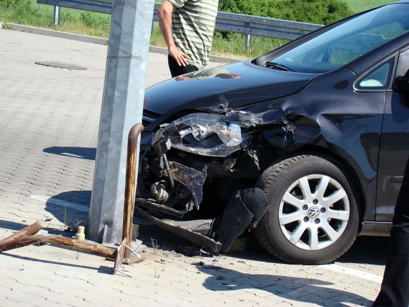 Zdjęcie w galerii na portalu naszwodzislaw.com: Wjechała w latarnię pod marketem wiadomości z regionu