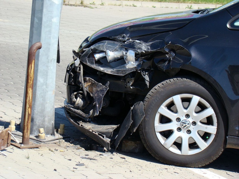 Zdjęcie w galerii na portalu naszwodzislaw.com: Wjechała w latarnię pod marketem wiadomości z regionu