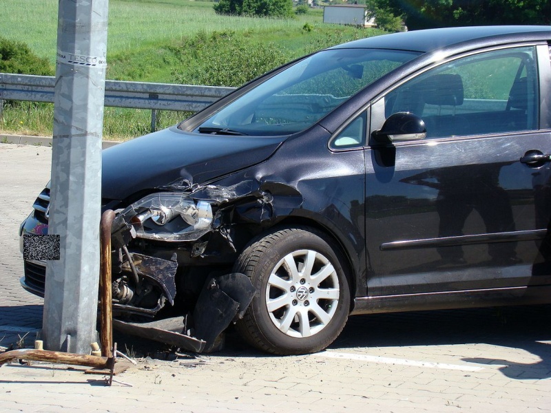 Zdjęcie w galerii na portalu naszwodzislaw.com: Wjechała w latarnię pod marketem wiadomości z regionu