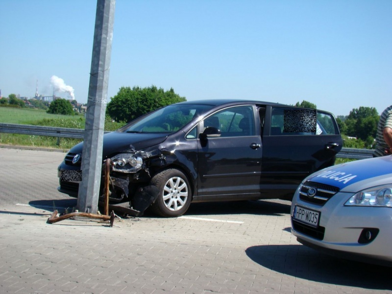 Zdjęcie w galerii na portalu naszwodzislaw.com: Wjechała w latarnię pod marketem wiadomości z regionu
